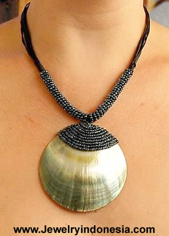 *** BEADS NECKLACE WITH MOTHER PEARL SHELL ***