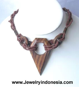 *** BEST SELLER ! MUST BUY ! *** Beads & Wood Necklace