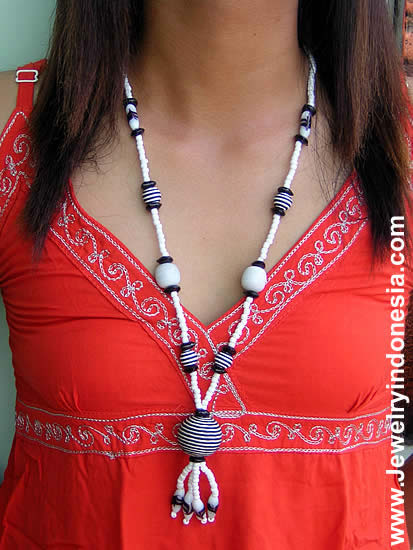 GLASS BEADS NECKLACES COMPANY