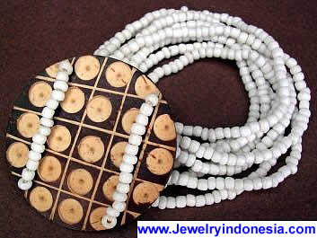 Beads Bracelet with Carved Coco Shell