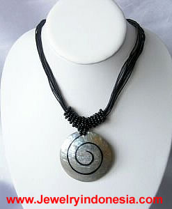 BEADED SHELLS NECKLACE