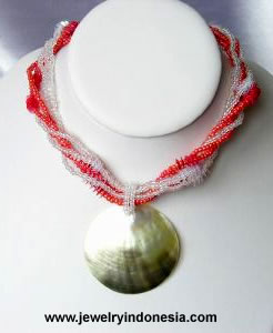Beads Necklace with Pearl Shell Pendant