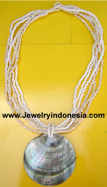 Beads Necklace with Pearl Shell Pendant