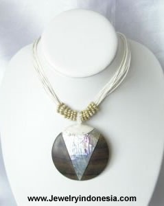 *** BEST SELLER ! MUST BUY ! *** Beads & Shell Necklace