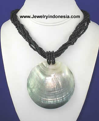 ROUND PEARL SHELL & BEADS NECKLACE