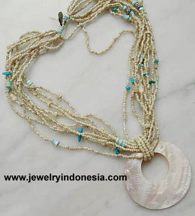 BEADS NECKLACE WITH PEARL SHELL