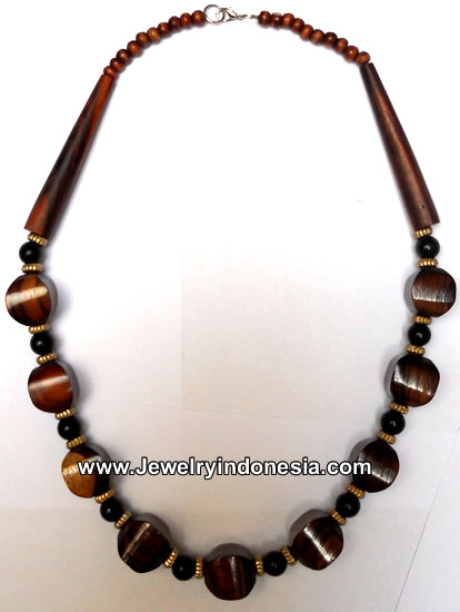 Fashion accessories made of wooden beads