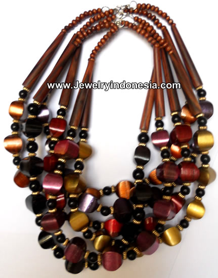 Fashion accessories made of wooden beads 