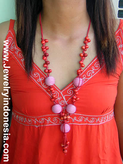 BEADED NECKLACE