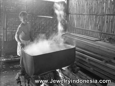 Boiling the fibers and grass for hours for our natural grass bags