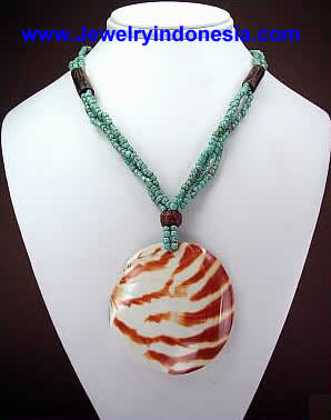 bead necklaces with shell pendant