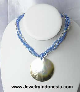 BEADS NECKLACE WITH MOTHER OF PEARL SHELL PENDANT