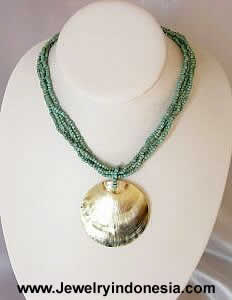 BEADS NECKLACE WITH MOTHER OF PEARL SHELL PENDANT