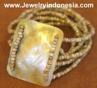 beads bangle with mother pearl shell