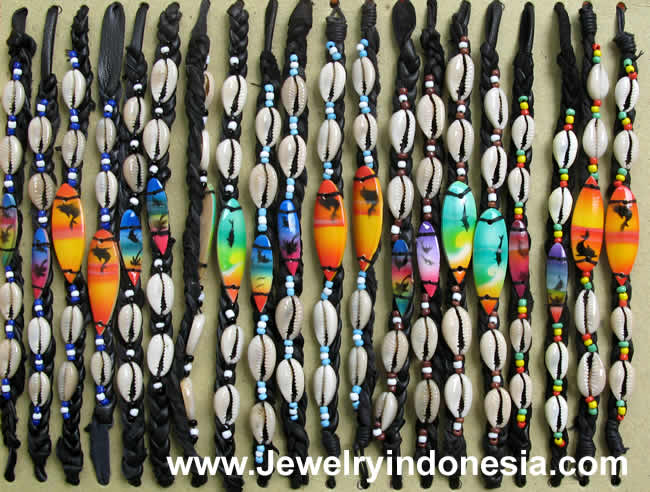 LEATHER BRACELETS WITH COWRY SHELLS SURFBOARD