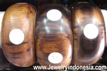 WOOD AND SHELLS BANGLE FROM BALI
