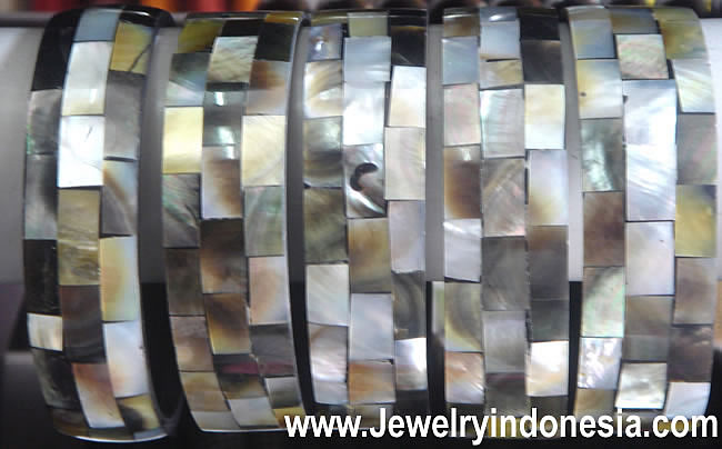 MOTHER PEARL SHELLS BANGLE INDONESIA