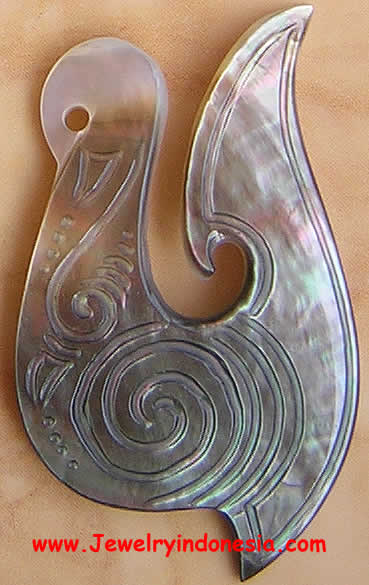 engraved pearl shell New Zealand Maory